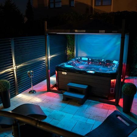The Residence Central Jacuzzi Boutique (Adults Only) Cluj-Napoca Buitenkant foto