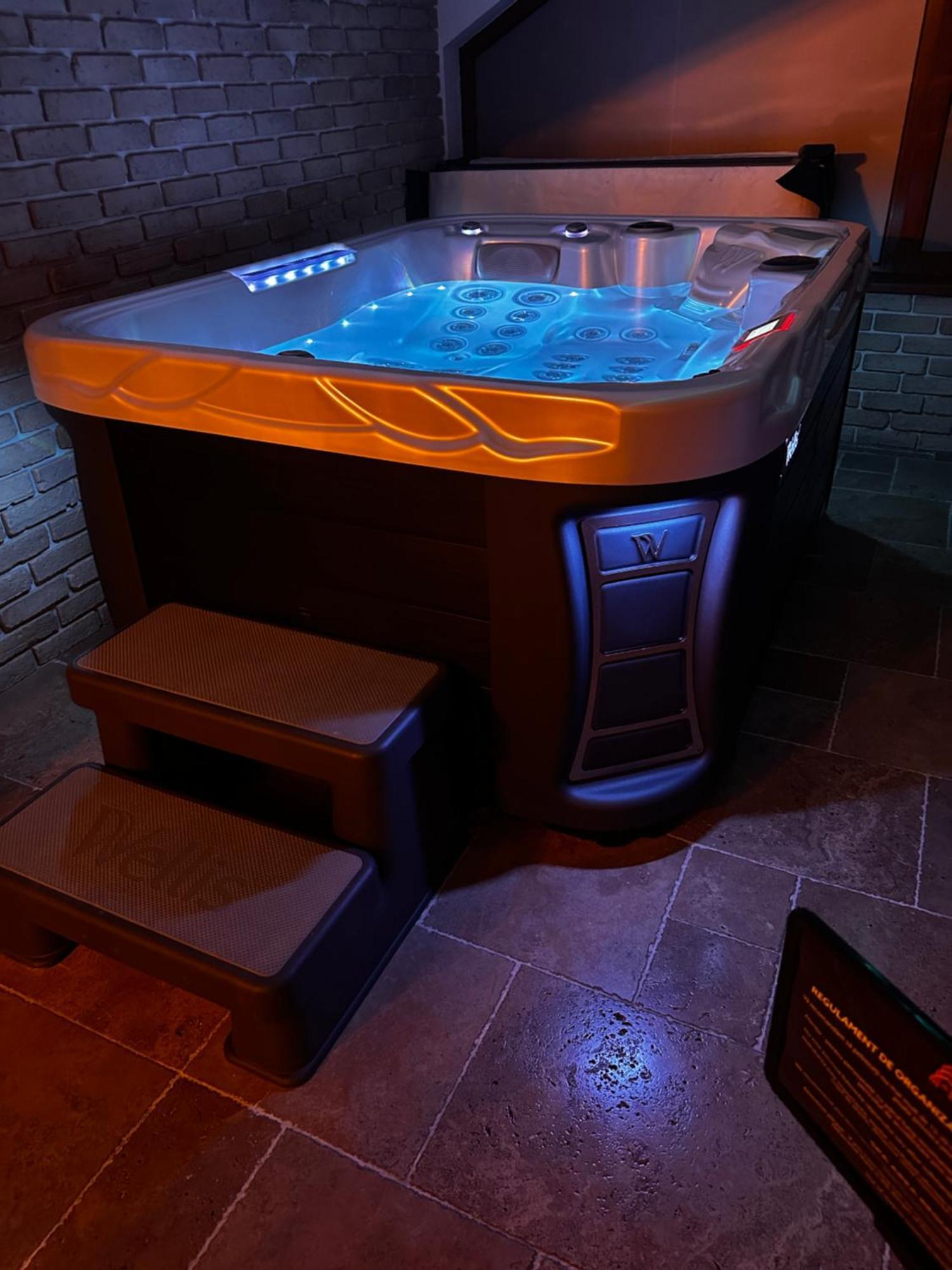 The Residence Central Jacuzzi Boutique (Adults Only) Cluj-Napoca Buitenkant foto