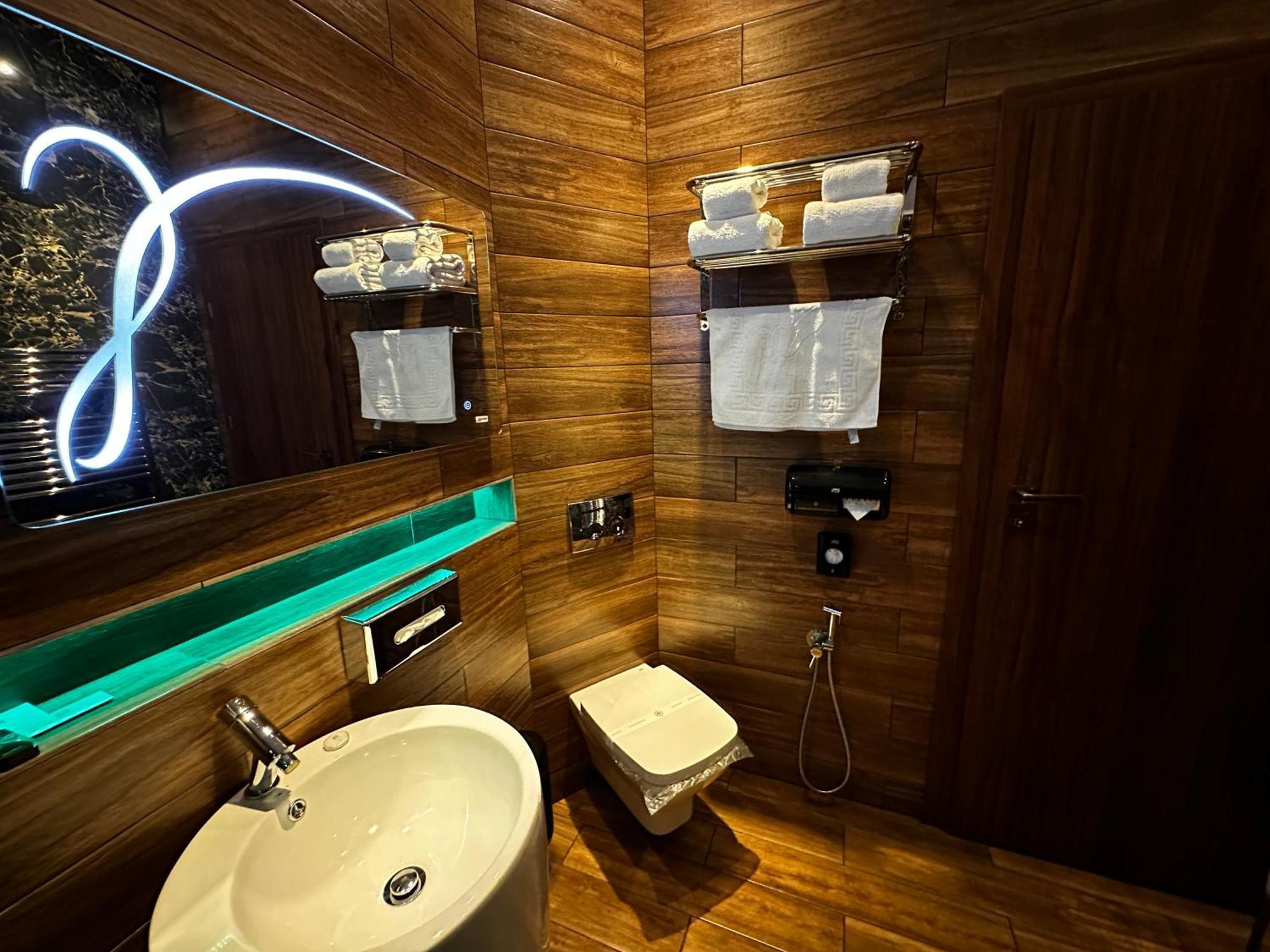 The Residence Central Jacuzzi Boutique (Adults Only) Cluj-Napoca Buitenkant foto