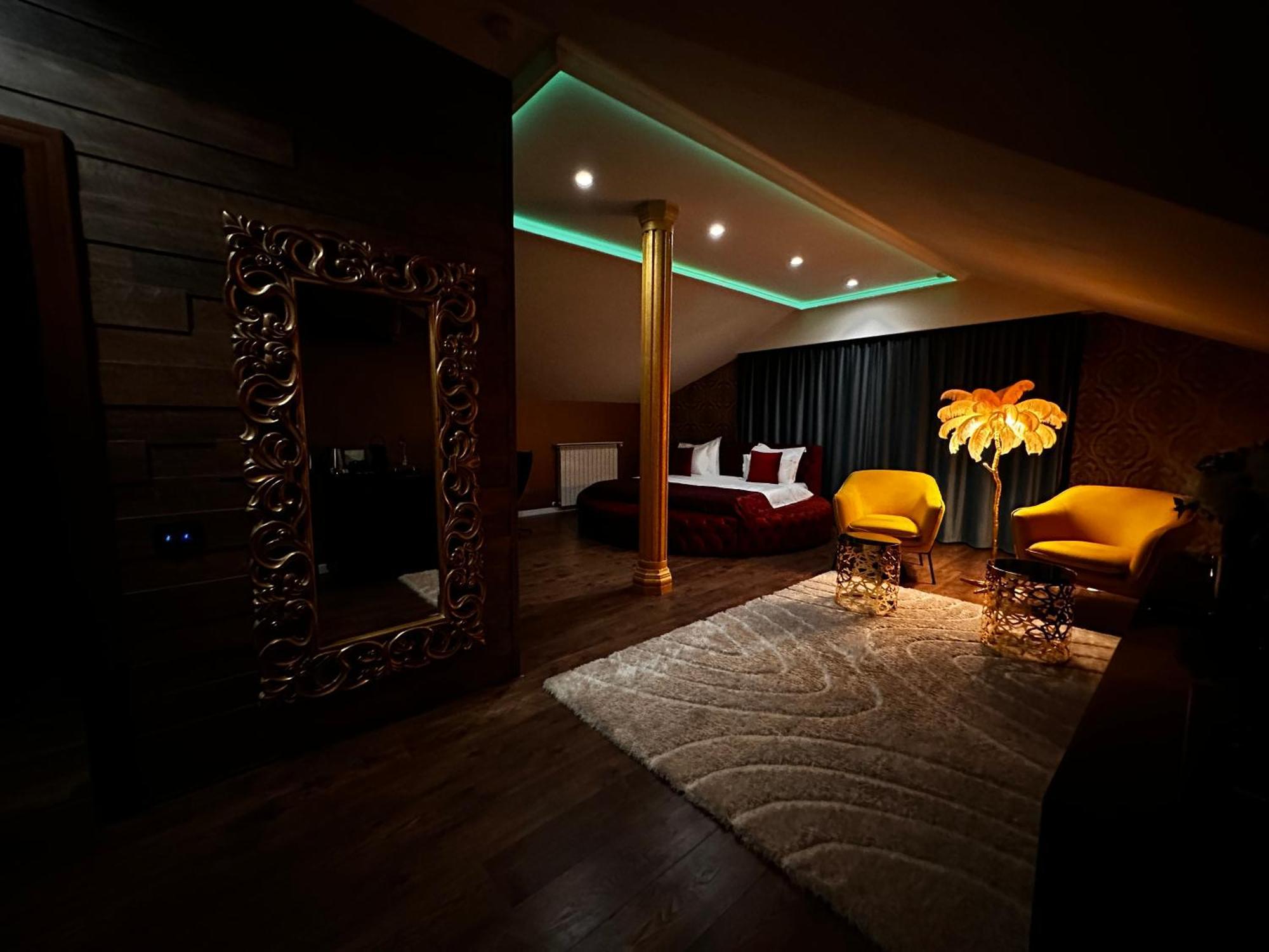 The Residence Central Jacuzzi Boutique (Adults Only) Cluj-Napoca Buitenkant foto