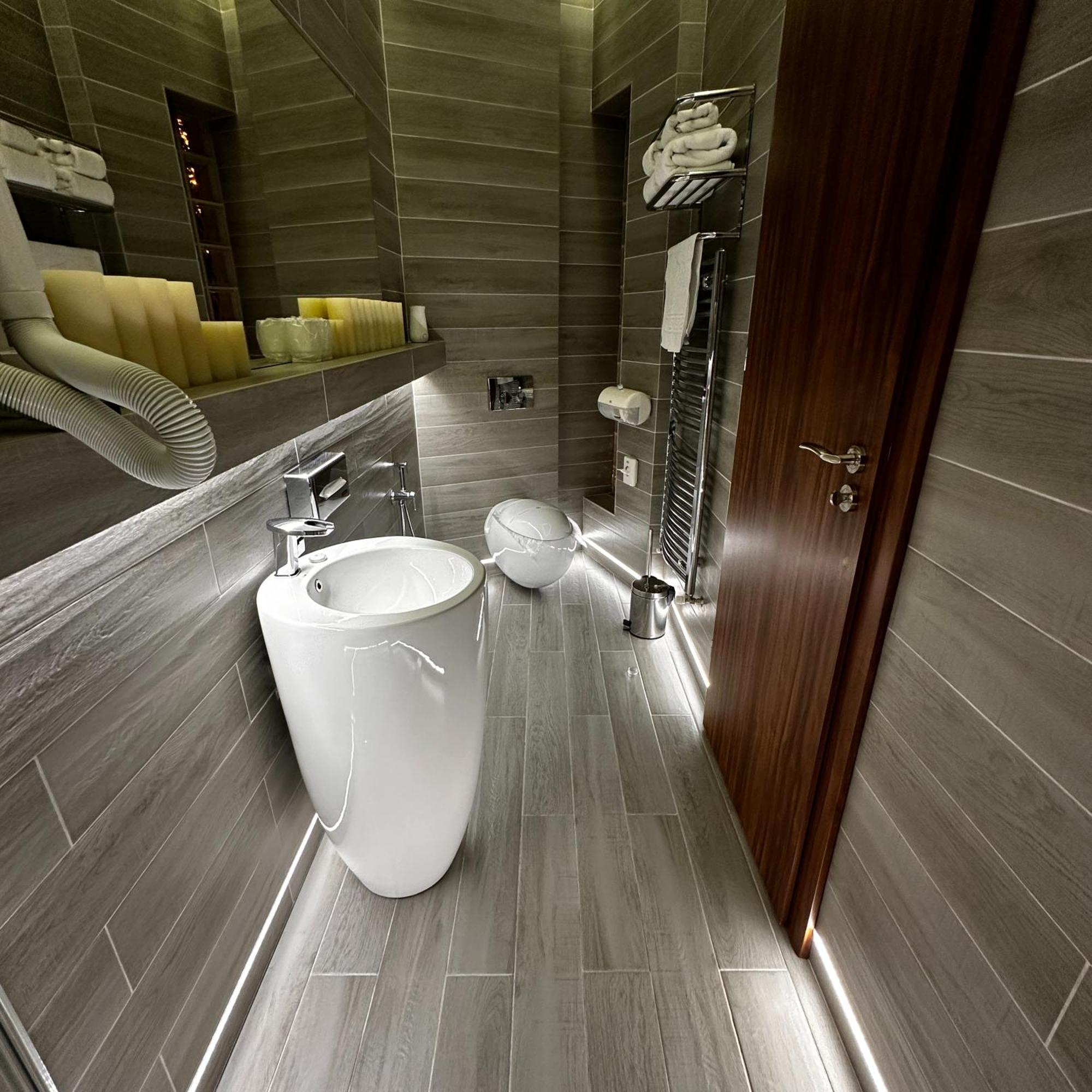 The Residence Central Jacuzzi Boutique (Adults Only) Cluj-Napoca Buitenkant foto
