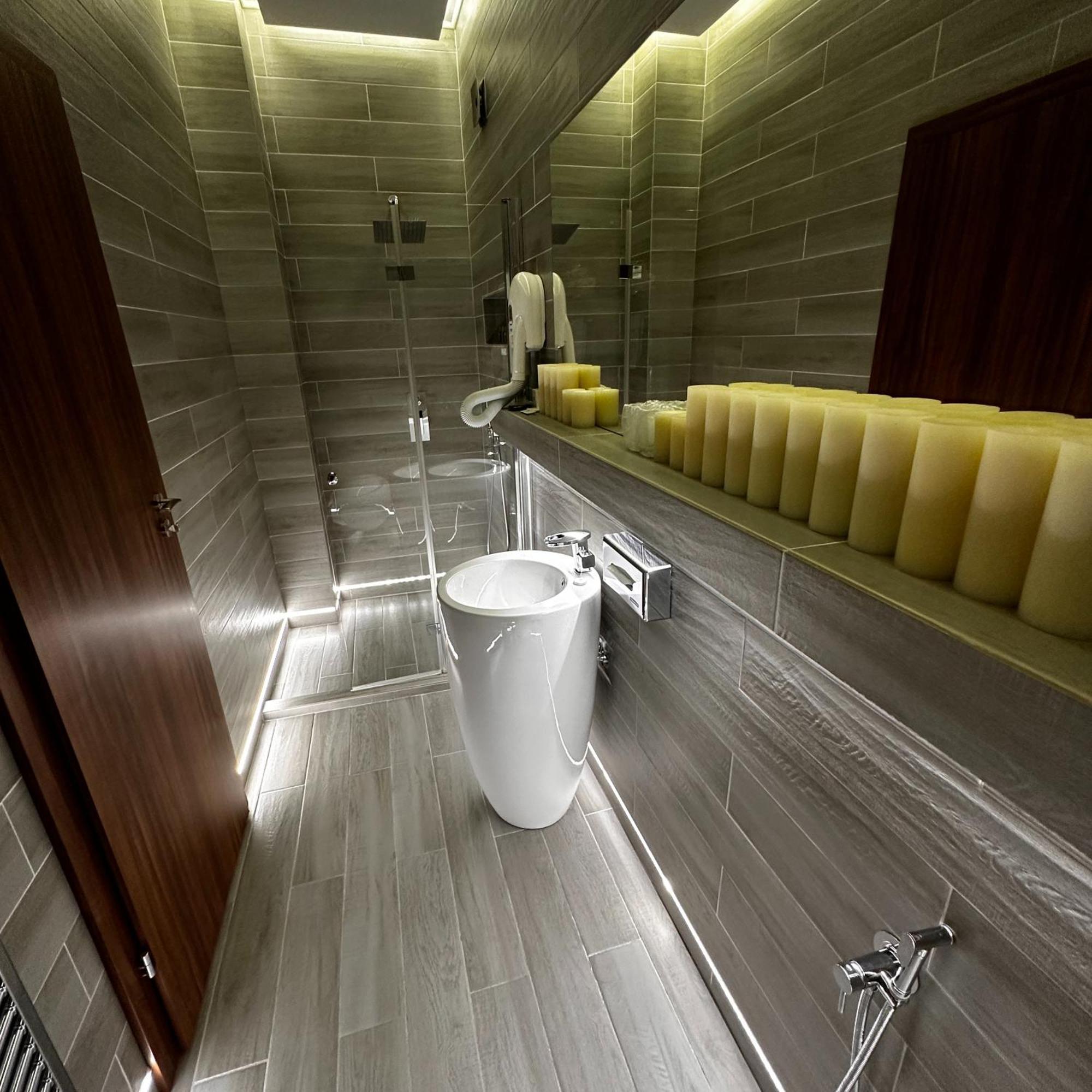 The Residence Central Jacuzzi Boutique (Adults Only) Cluj-Napoca Buitenkant foto