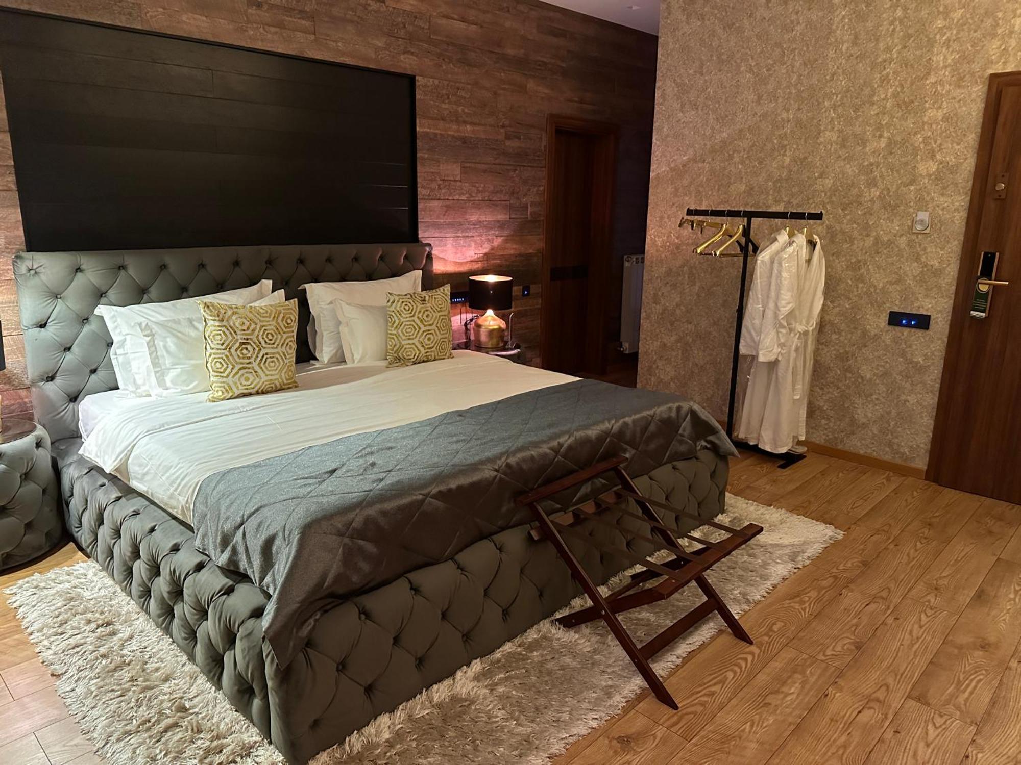 The Residence Central Jacuzzi Boutique (Adults Only) Cluj-Napoca Buitenkant foto