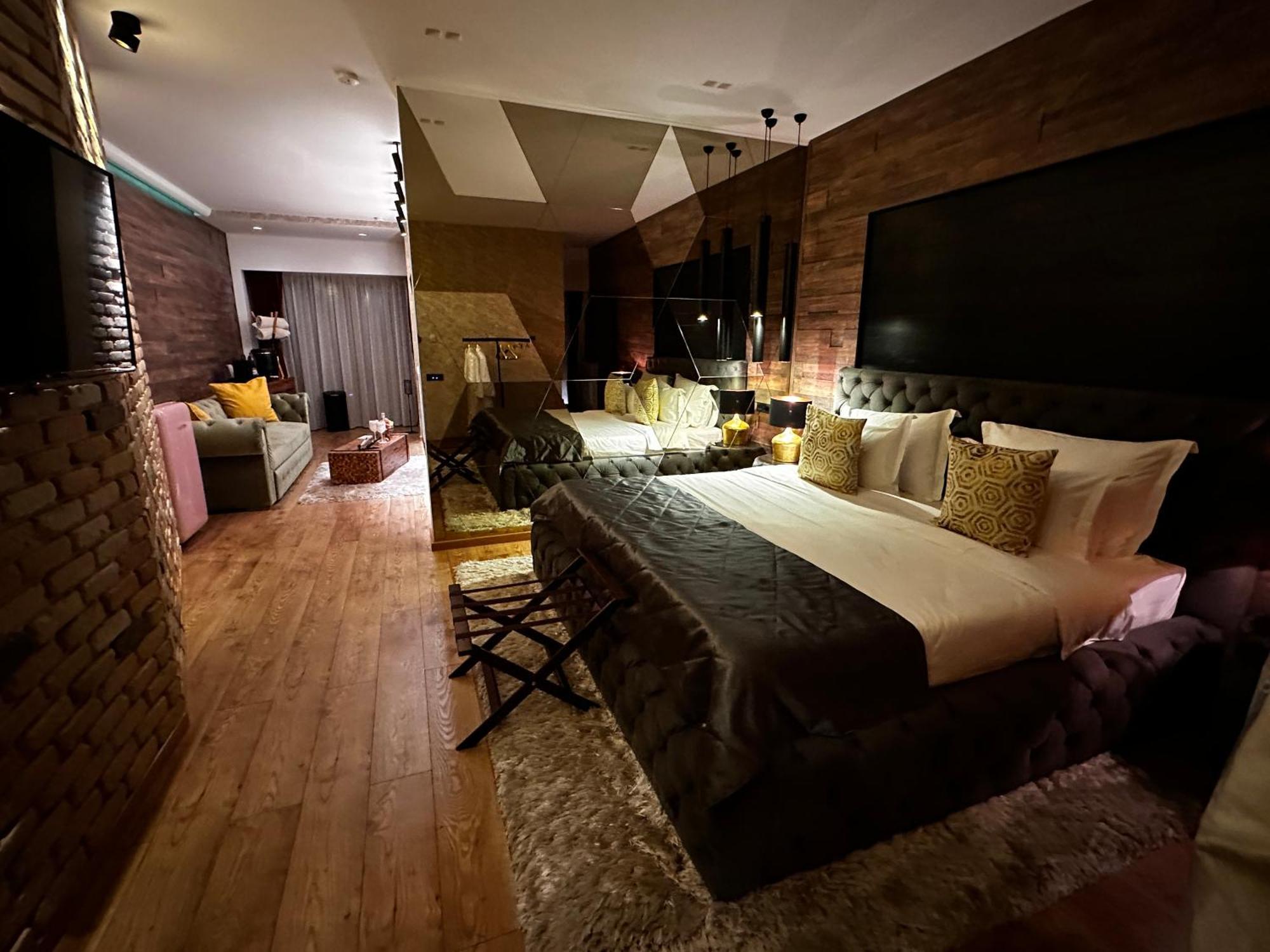The Residence Central Jacuzzi Boutique (Adults Only) Cluj-Napoca Buitenkant foto